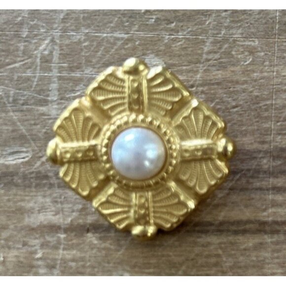 BEN- AMUN Vintage Matte Gold Tone Etruscan Earrings Clip On Pearl Center 1980's - Picture 2 of 3